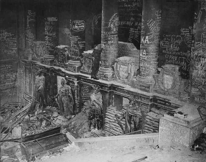 Le soldat au centre semble plutôt être un anglais. Les soldats de Napoléon firent pareil pendant la campagne d'Egypte. A noter que certaines inscriptions ont été conservées à Berlin lors de la restauration du Reichstag.