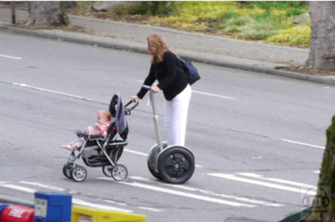Une maman fainéante utilise un Segway pour promener son enfant.