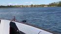 Pagayer entre deux bateaux