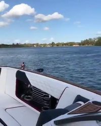 Pagayer entre deux bateaux