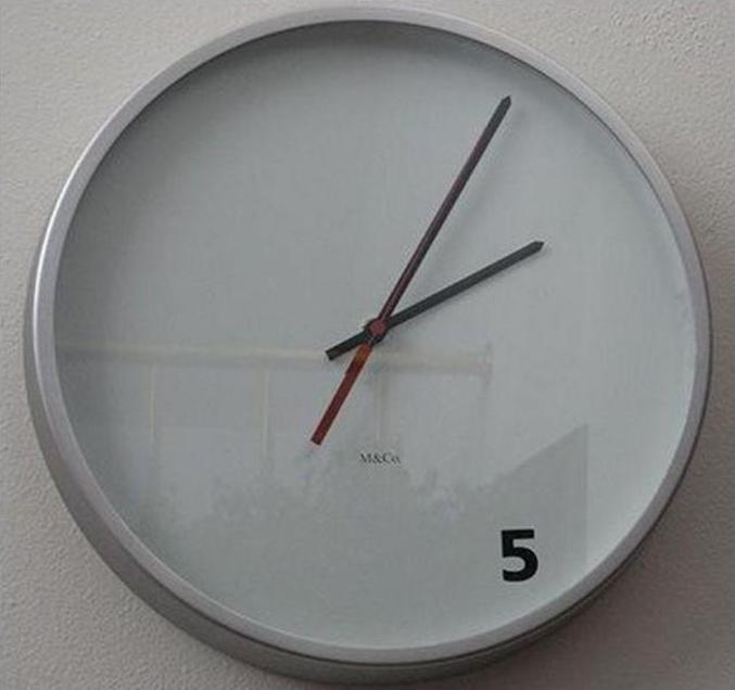 Une montre indiquant la seule heure utile de la journée...