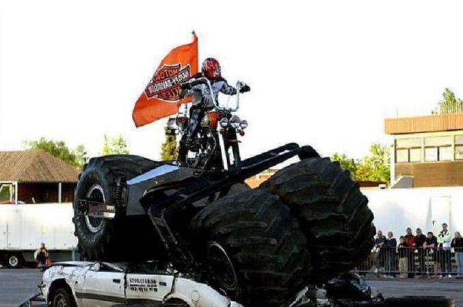 Une Harley Davidson du style Monster Truck.