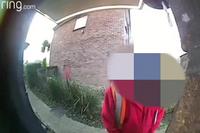 Pendant ce temps là devant la porte d’entrée 