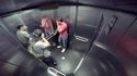 Malade dans un ascenseur