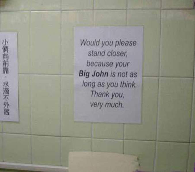 Une note sympathique pour demander aux hommes de se rapprocher de l'urinoir.