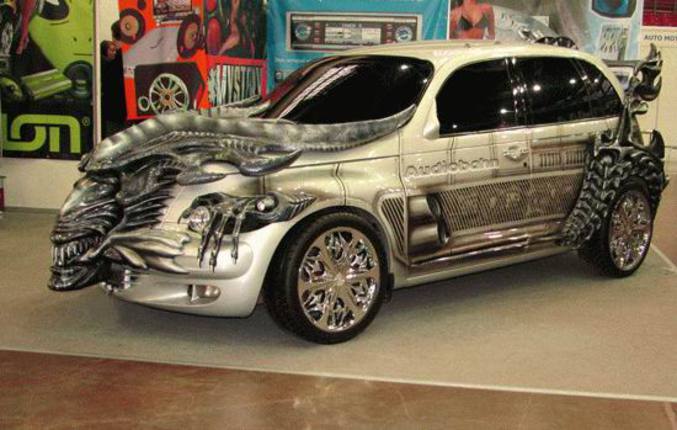 Une voiture dont la carrosserie sert de corps à la reine alien.