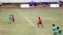 Il assène un horrible flying kick à son adversaire (Inde)