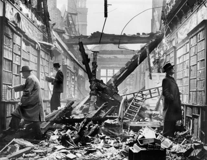 Des Anglais dans une librairie, après une attaque allemande. Royaume-Uni, 1940.