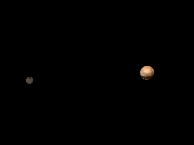 La sonde New Horizons se rapproche de plus en plus de Pluton et Charon, nous renvoyant des images de plus en plus détaillées. Elle passera au plus prés de pluton le 14 juillet, et nous transmettra les plus belles images dans les jours et semaines qui suivront.

Contre toute attente, ses premiers résultats montrent Pluton et Charon comme deux mondes radicalement différents : 

Les deux partagent la même orbite depuis plusieurs milliards d'années, et se sont vraisemblablement formés dans la même région du disque de gaz et de poussières qui entourait le soleil à son origine.

Cependant, en plus de la différence de couleur évidente sur ces images, Pluton est dotée d'une atmosphère, tandis que Charon ne l'est pas. Des glaces exotiques telles que de l'azote solide, du méthane solide, et du monoxyde de carbone solide sont présents à la surface de Pluton, tandis que Charon ne montre que de la glace d'eau et d'ammoniaque à sa surface. Enfin, Pluton semble être composée essentiellement de roches, tandis que Charon semble contenir autant de roches que de glace.