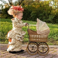 Petite fille vêtue comme un peu avant 1900 