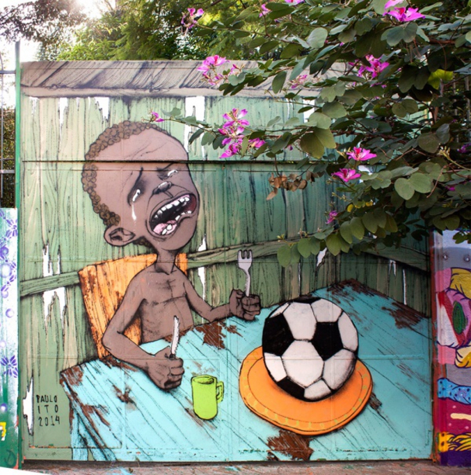 Début Mai 2014, l'artiste brésilien Paulo Ito a réalisé cette fresque murale sur les portes d'une école dans le district de Pompeia, à Sao Paulo (Brésil). Depuis c'est devenu une sensation brésilienne qui cristallise la résistance contre le 'Système football' pour la prochaine Coupe du Monde dont les retombées ne devraient aucunement bénéficier aux Brésiliens les plus pauvres.