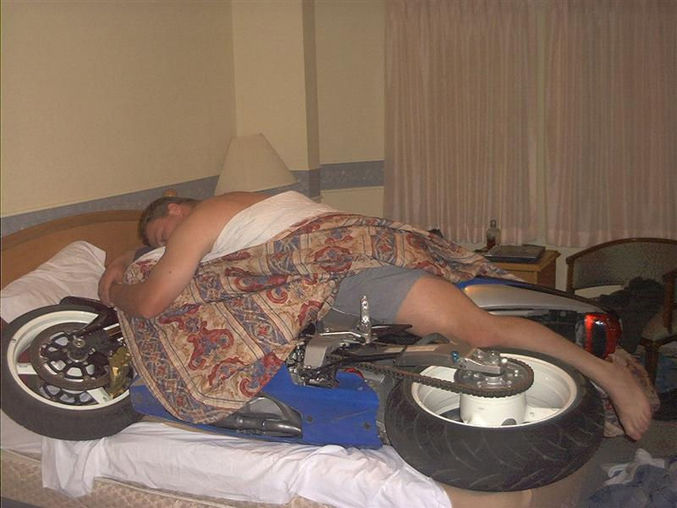 Un motard qui couche avec sa moto.