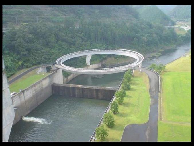 Un rond-point construit au dessus d'une voie d'eau.