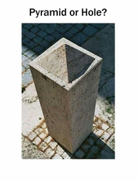 Un trou ou une pyramide?