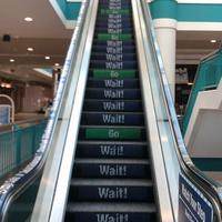La distanciation physique appliquée à... un escalator. Bonne chance