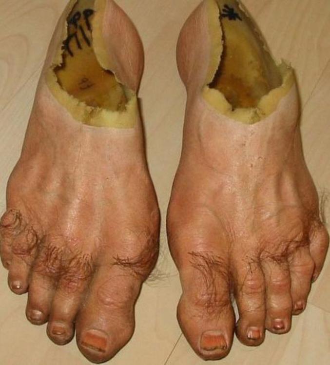 Des chaussons en forme de pieds de Hobbit