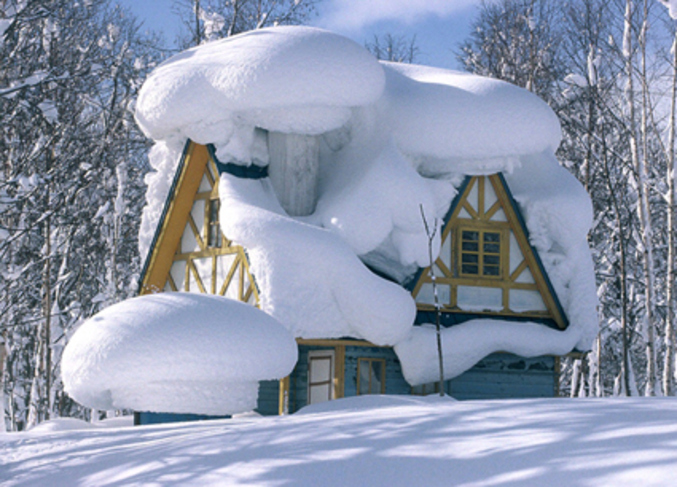 Une maison recouverte par la neige.