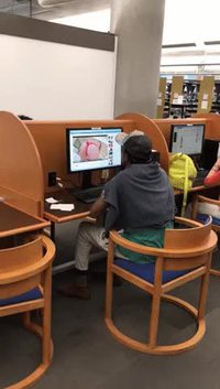 Kan tu prépares ton exposé sur les muscles fessiers à la B.U. de la fac de Médecine