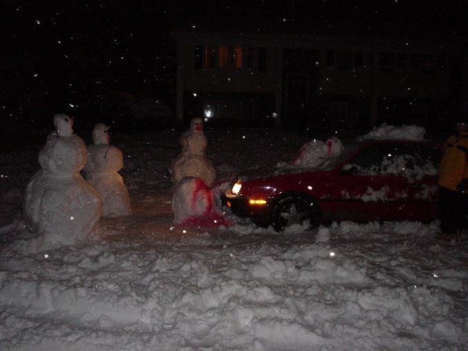 La voiture de Calvin et Hobbes, prise dans les bonshommes de neige