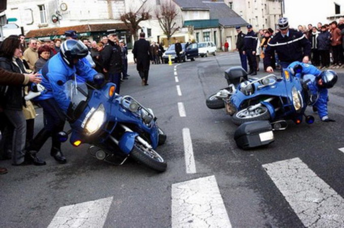 Des agents de police très habiles sur leur moto.