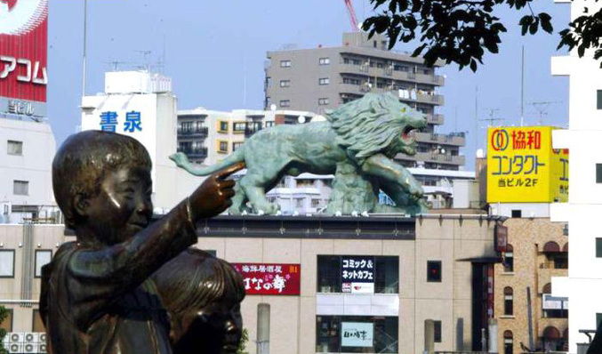 Une statue qui semble mettre le doigt dans le cul d'un lion