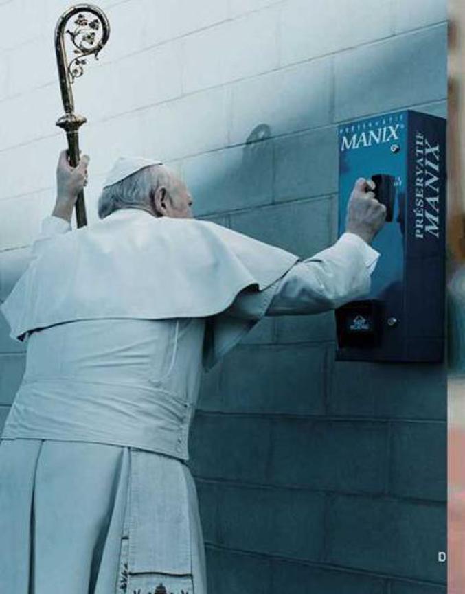 Jean-Paul II photographié en train de s'acheter des capotes.