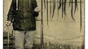 Jean Martin, chasseur de vipères à Saint Laurent de la Plaine vers 1910.