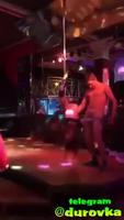 Pendant ce temps là au strip club,
