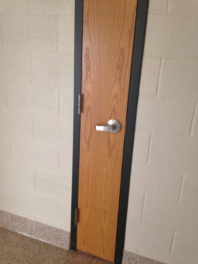 Une porte pratique pour les personnes à la carrure de feuille de papier. 