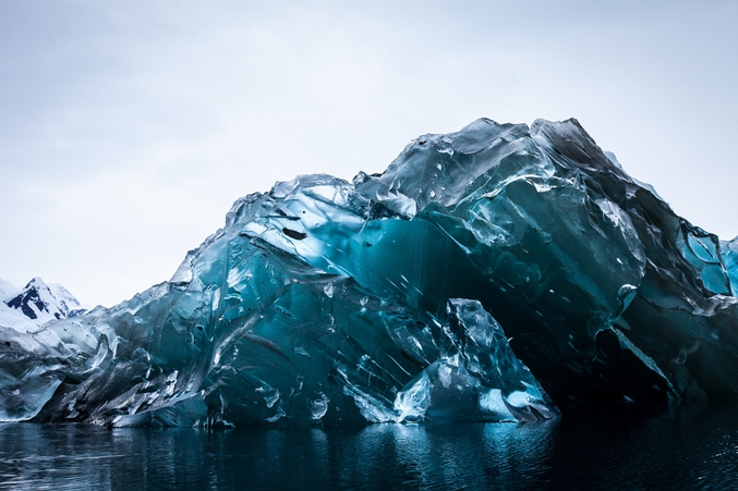 par Alex Cornell

un photo prise dans l’antarctique d'un iceberg qui c'est retourné. On découvre alors l'apparence de la glace immergée.