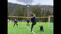 Partie de volley-ball avec un joueur pas comme les autres