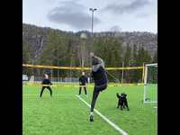 Partie de volley-ball avec un joueur pas comme les autres