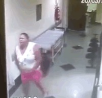 Pendant ce temps, dans un hôpital