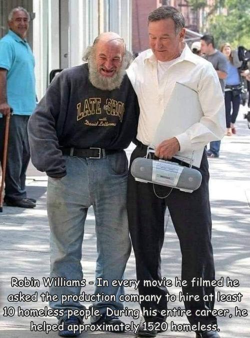 Dans tous les film auquel il a participé, Robin Williams à demandé à la production d'embaucher au moins 10 SDF. Durant toute sa carrière, il a aidé environ 1520 SDF