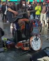 Il s’appelle Cam Cole (d’après ce qui est marqué sur la batterie)
