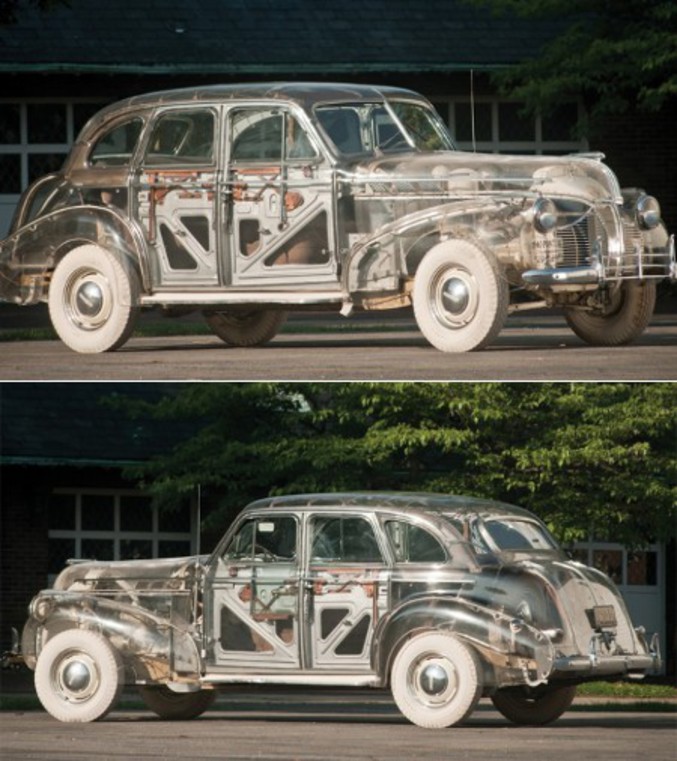 Une Pontiac Deluxe en Plexiglas.