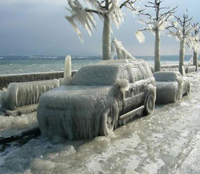 Une voiture complètement gelée
