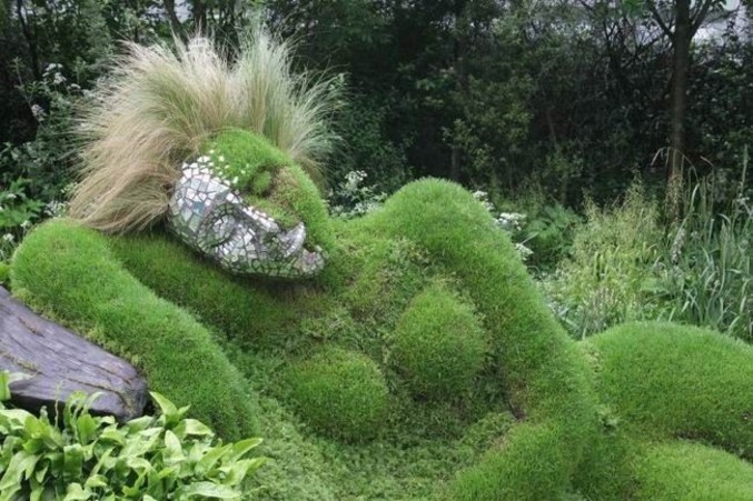 Un haie en forme de femme.