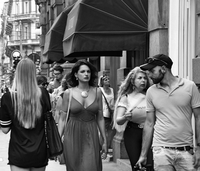 Pendant ce temps, dans la rue...