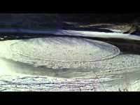 Disque tournant de glace sur un lac
