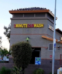 Dans quelques secondes, ta voiture va sortir impeccable du carwash...