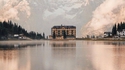Belle photo : un grand hôtel des Alpes se mire dans un lac