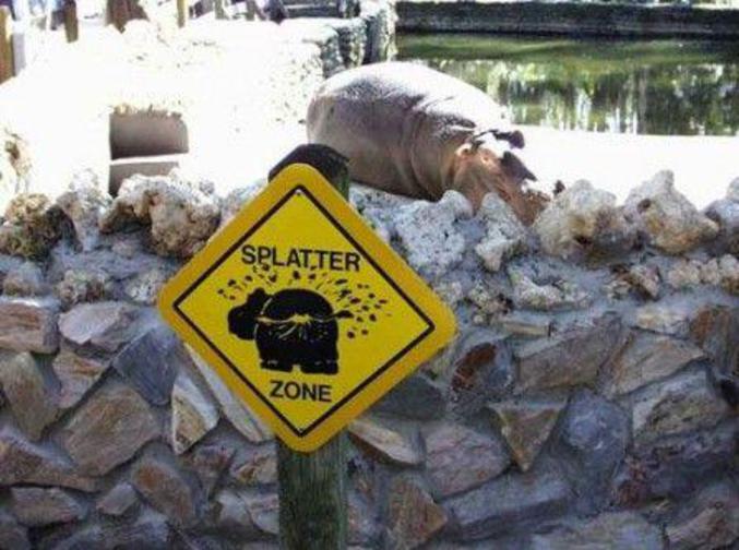 Un panneau qui indique un danger d'éclaboussure particulier.