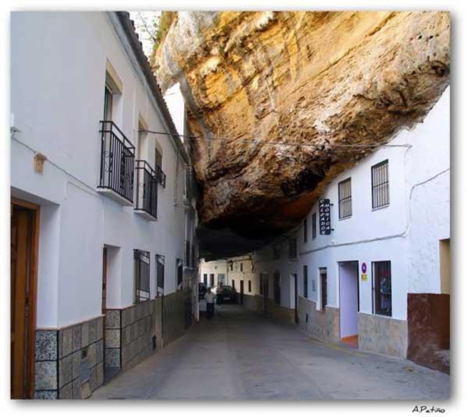 Le village troglodyte de Setenil de las Bodegas est construit à dos de falaise.