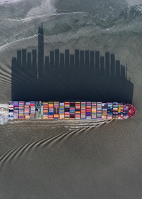 Porte-containers vu de dessus par soleil rasant
