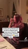 Elle a invité son petit ami et toutes ses amies car 