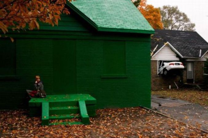 Une maison verte.