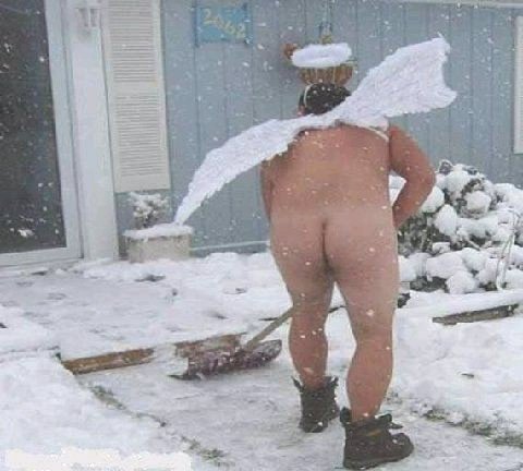 Un homme qui déblaie la neige déguisé en ange
