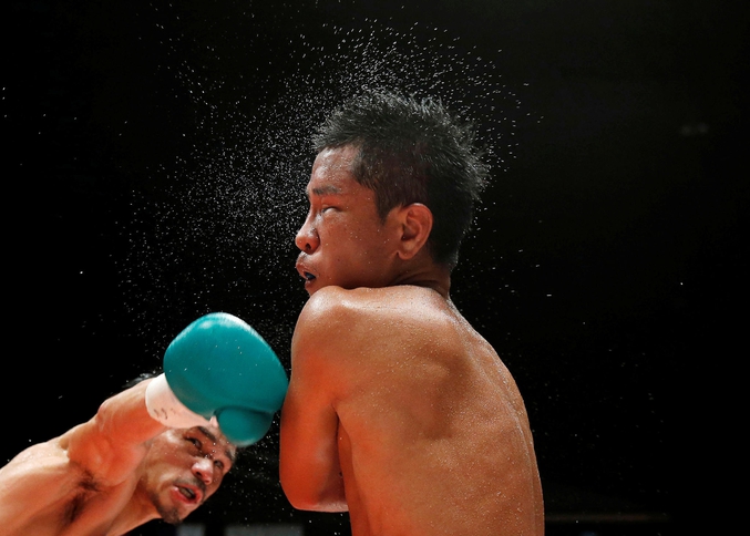 Un gros coup de poing lors d'un combat WBA des supermouches. (photo de Issei Kato pour Reuters)