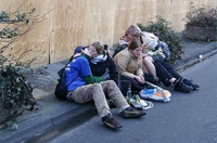 Que pourrait dire la femme du milieu 